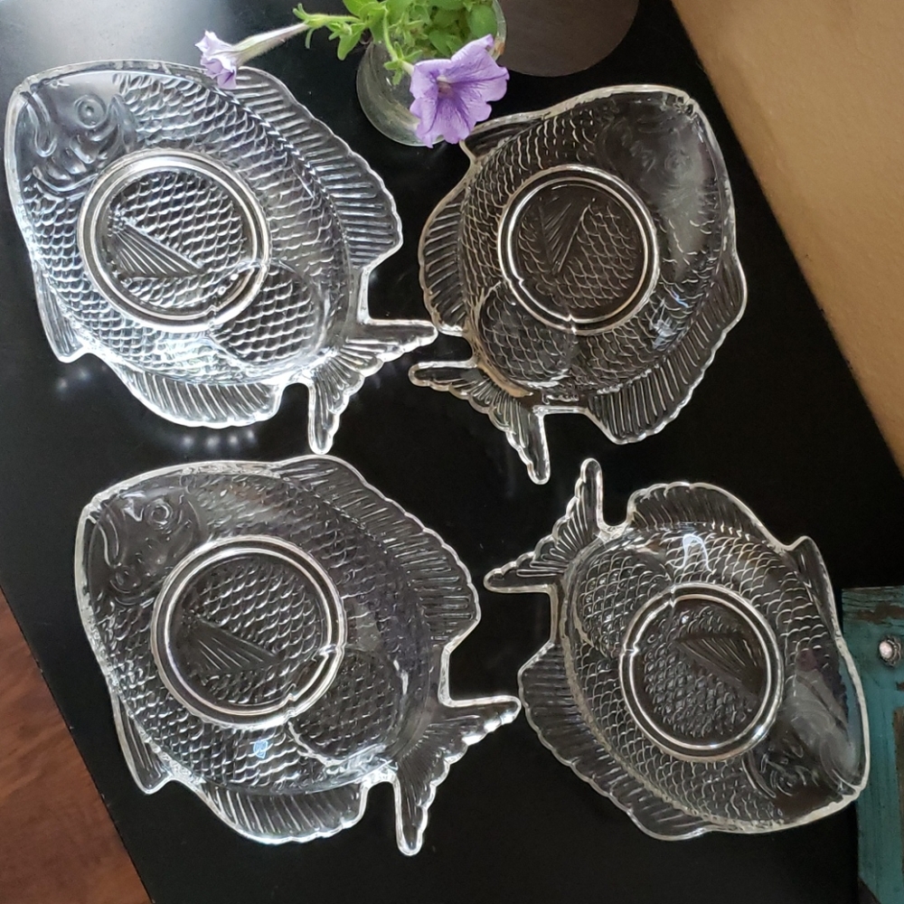 Set of 4 glass fish plates